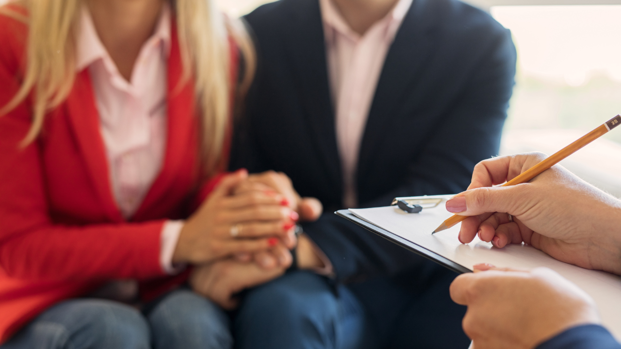 Un mari et une femme qui se soutiennent mutuellement lors d'une thérapie de couple