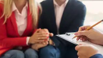 Un mari et une femme qui se soutiennent mutuellement lors d'une thérapie de couple