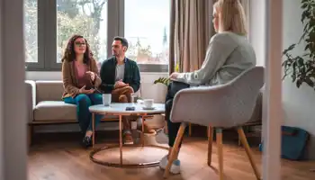 Un couple caucasien entame une thérapie de couple avec un professionnel