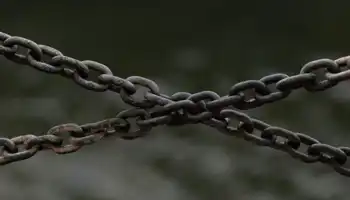 Des chaînes rouillées sur un arrière-plan flou